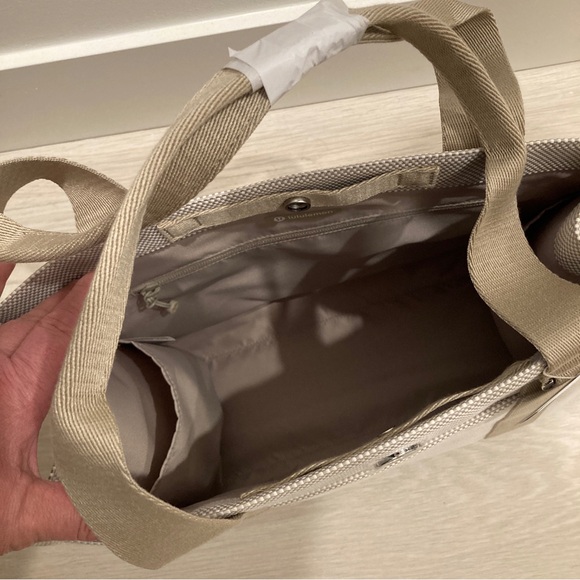 🛍 NWT LULULEMON Two-tone canvas tote. - Picture 4 of 6